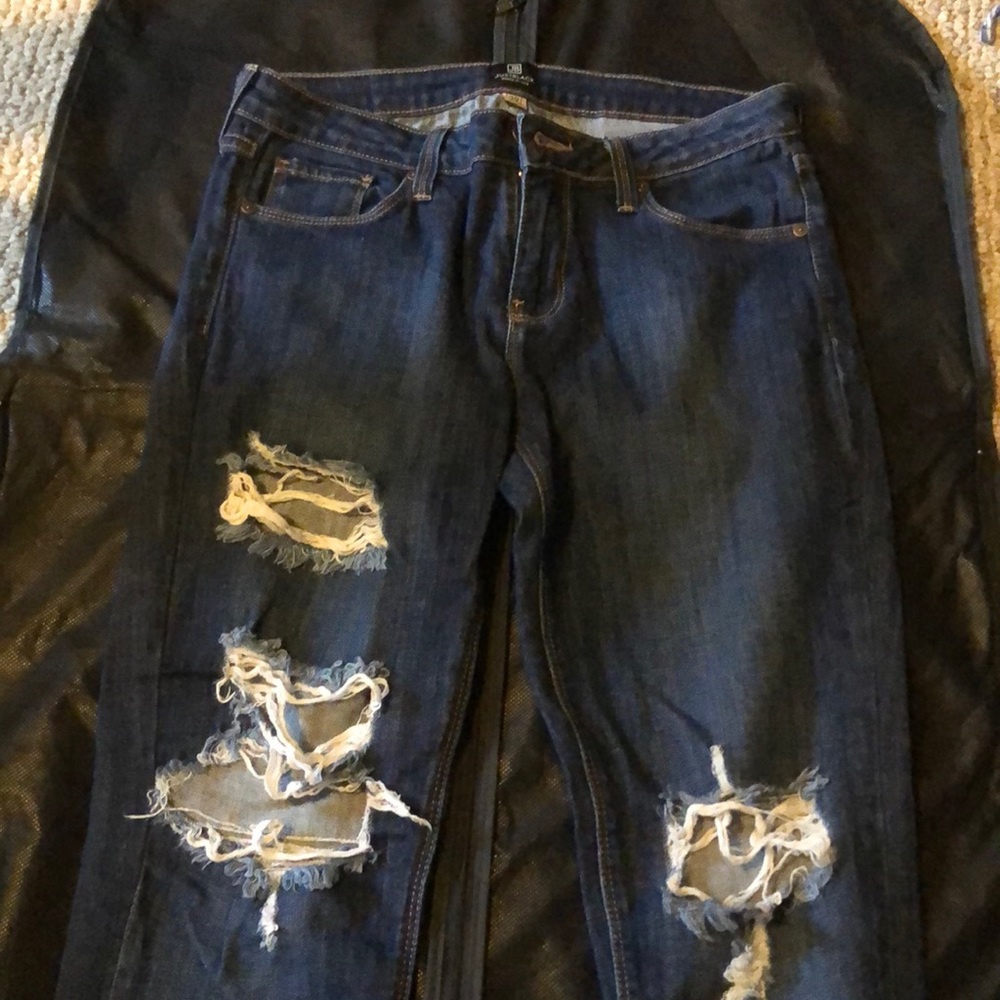 Stretchy jeans with ripping on legs